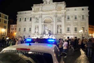 Gruppo di turisti fa il bagno nella fontana di Trevi