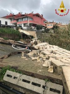 Maltempo, esonda un fosso sul litorale e crolla muro di cinta
