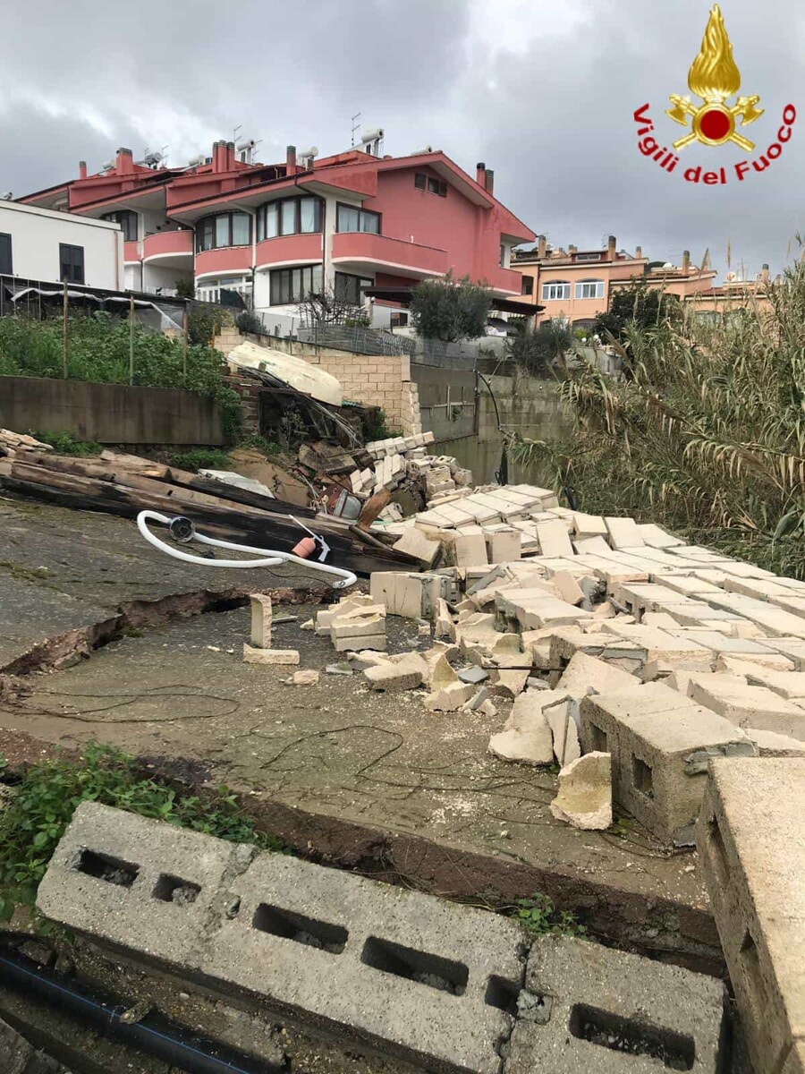 Maltempo, esonda un fosso sul litorale e crolla muro di cinta