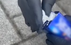 Lo spaccio delivery di due amici: cocaina e crack consegnate con scatole di metallo e calamite