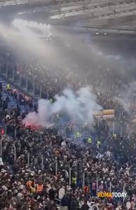Roma-Eintracht: invasione di campo e lancio di fumogeni contro i tedeschi, denunciati sei romanisti
