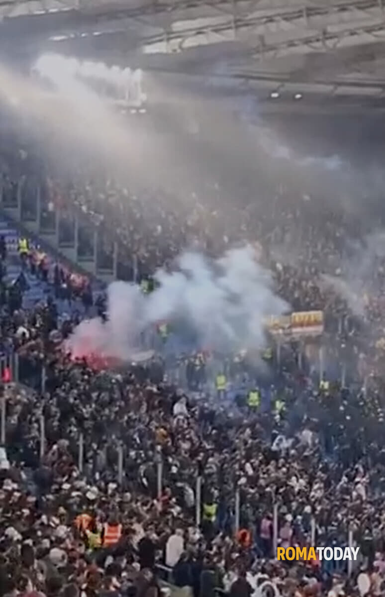 Roma-Eintracht: invasione di campo e lancio di fumogeni contro i tedeschi, denunciati sei romanisti