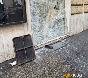 Con il tombino sfondano la vetrina del negozio. Assalto ai capi di abbigliamento