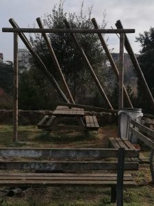 Pic-nic selvaggio nel parco di Roma nord, gazebo rotto e immondizia ovunque