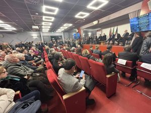 Giubileo e periferie: sala gremita per l’incontro, fuori la protesta di Potere al Popolo