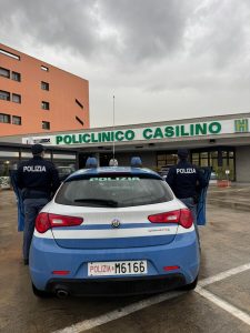 Pestato in strada e scaricato al pronto soccorso, grave un 40enne