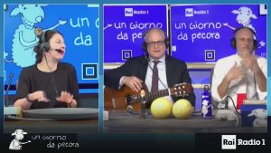 Da Achille Lauro a Tony Effe, Gualtieri suona alla chitarra le hit di Sanremo (video)