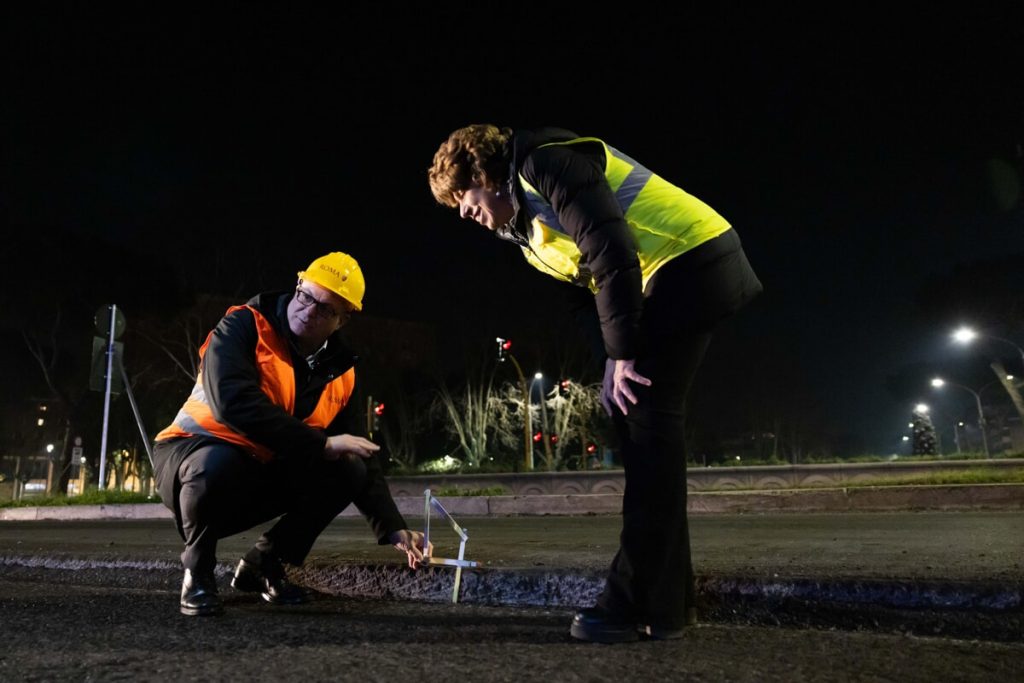 Notte sul cantiere della Colombo per Gualtieri e Segnalini. Occhi e telecamere su asfalto e pini