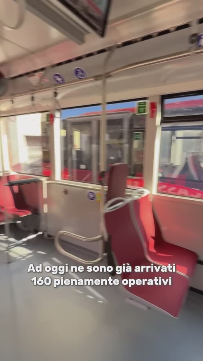 Gualtieri presenta i nuovi bus a metano dopo l'ispezione dell'Antitrust