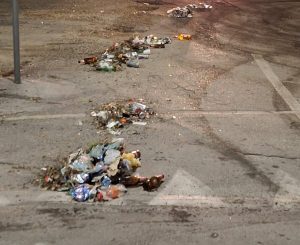 Guerriglia in strada: lancio di bastoni, sassi e bottiglie. Paura a due passi dalla stazione