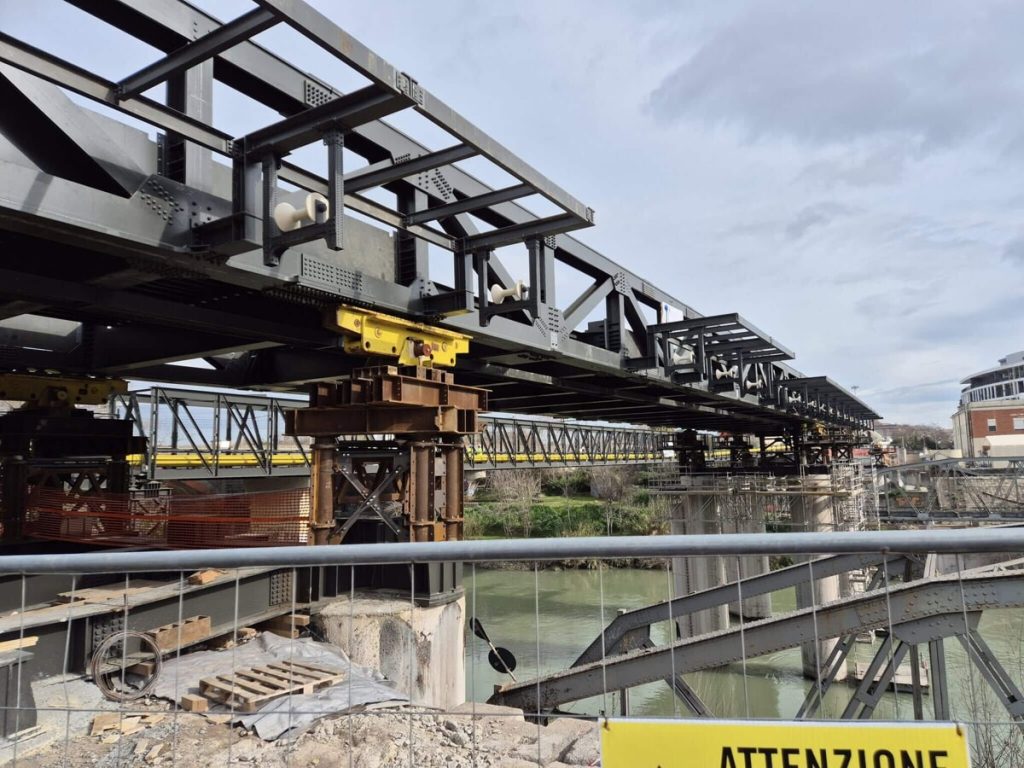 Il ponte di ferro vede (finalmente) la luce. Ecco quando riaprirà e le novità