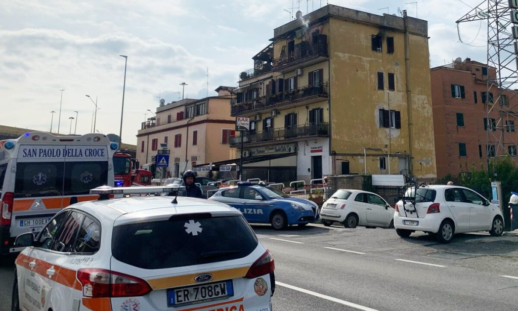 Donna muore nell'incendio di un appartamento su via Flaminia