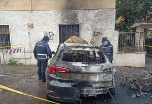 Notte di fuoco al Quadraro: auto e motorini distrutti dalle fiamme