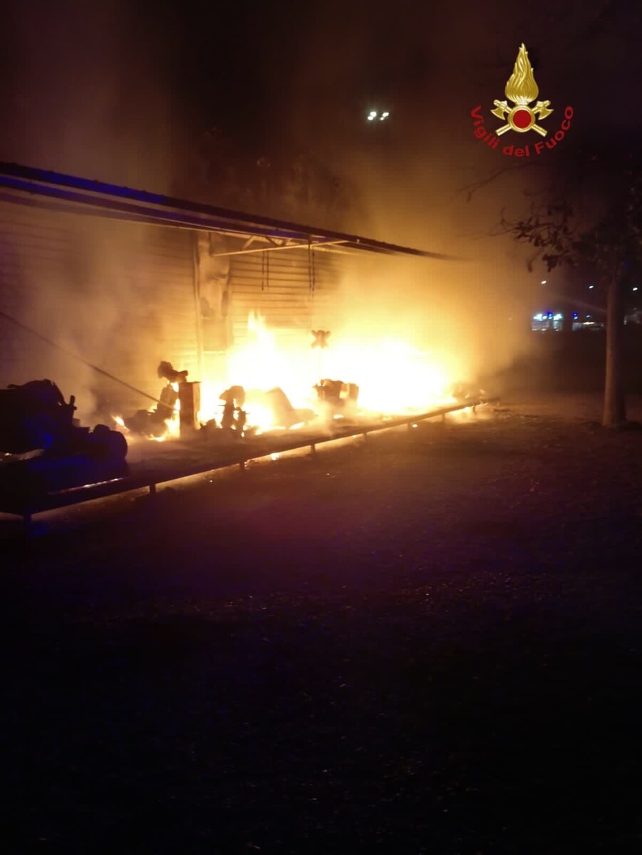Incendio a Villa Gordiani, le fiamme distruggono le giostre: fumo nero nel quartiere