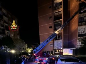 Incendio a Roma, paura nella notte: fiamme in un appartamento