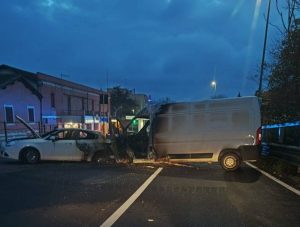 Roma, maxi colpo da Commercity. Cinque auto e furgoni bruciati per bloccare la strada