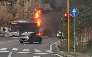 Incendio a Roma, autobus del servizio periferico distrutto dalle fiamme