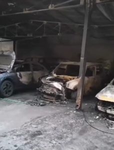Incendio in commissariato, il sindacato di polizia: "In un video uomo lancia bottiglie incendiare sotto alle auto"