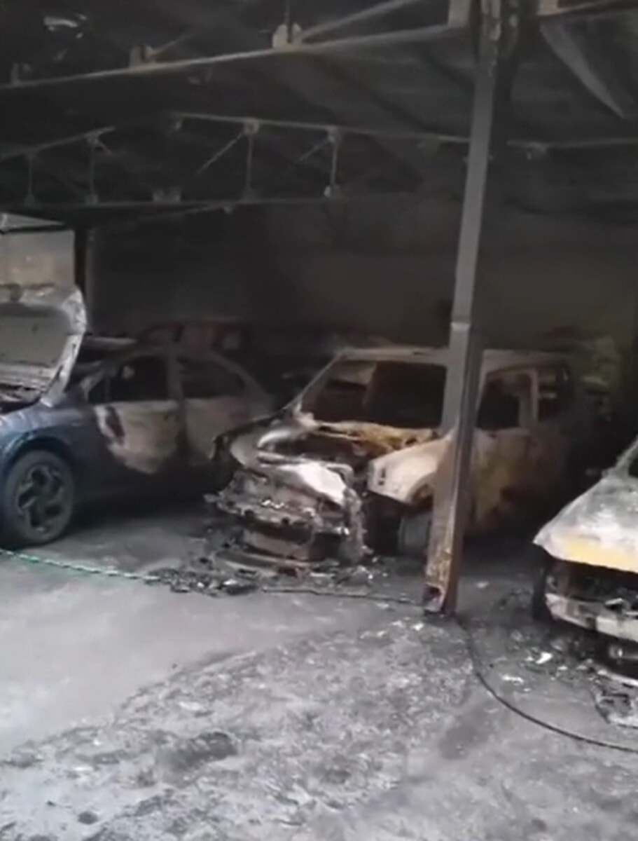 Incendio in commissariato, il sindacato di polizia: "In un video uomo lancia bottiglie incendiare sotto alle auto"