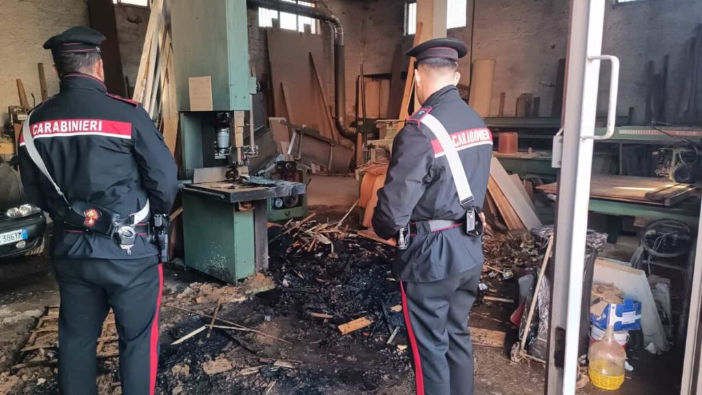 Incendio nella falegnameria a Roma: fiamme spente da una anziana vedova