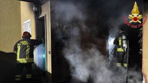 Incendio in villa: patio distrutto dalle fiamme