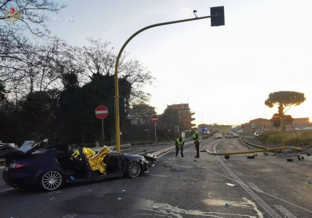 Incidente mortale a Roma, auto si schianta contro il semaforo. Un 33enne ha perso la vita
