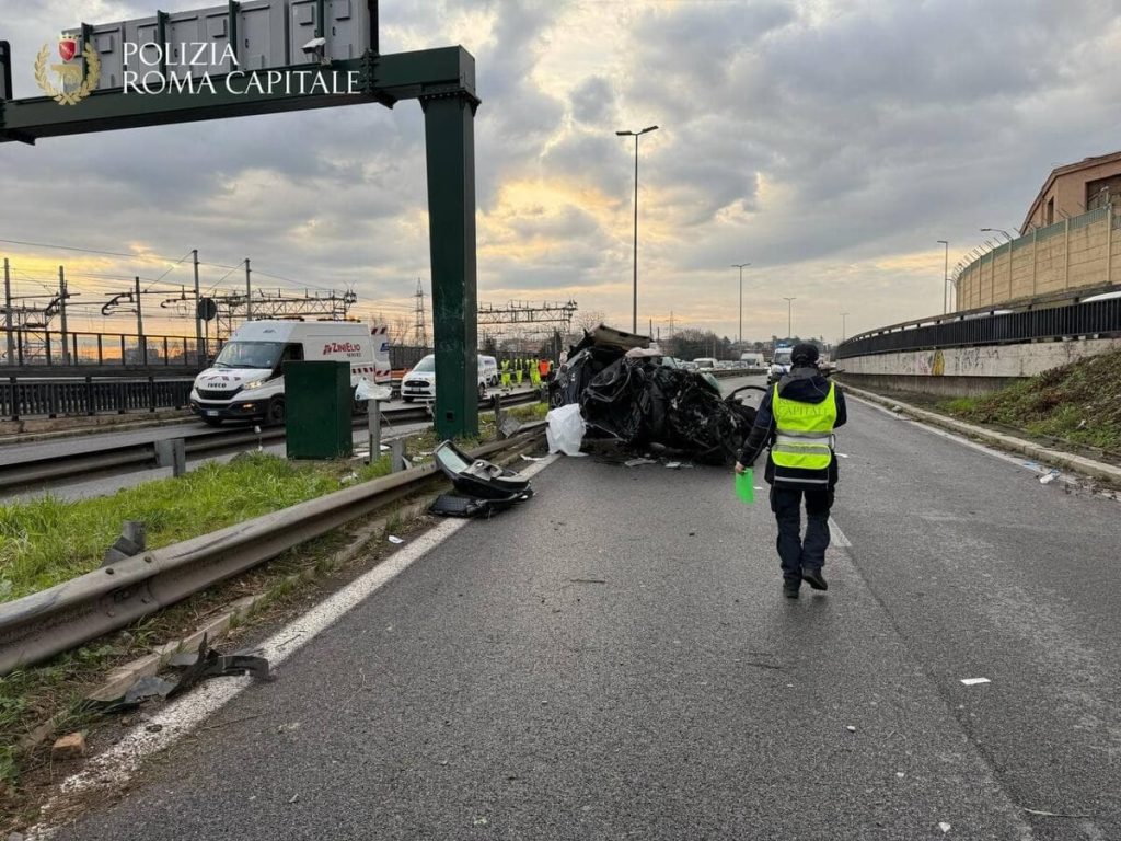 Incidente in tangenziale: morta in ospedale una delle due ragazze ferite