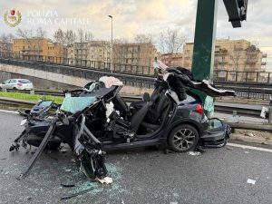 Incidente in Tangenziale est: auto ribaltata. Ferite due ragazze, una è grave