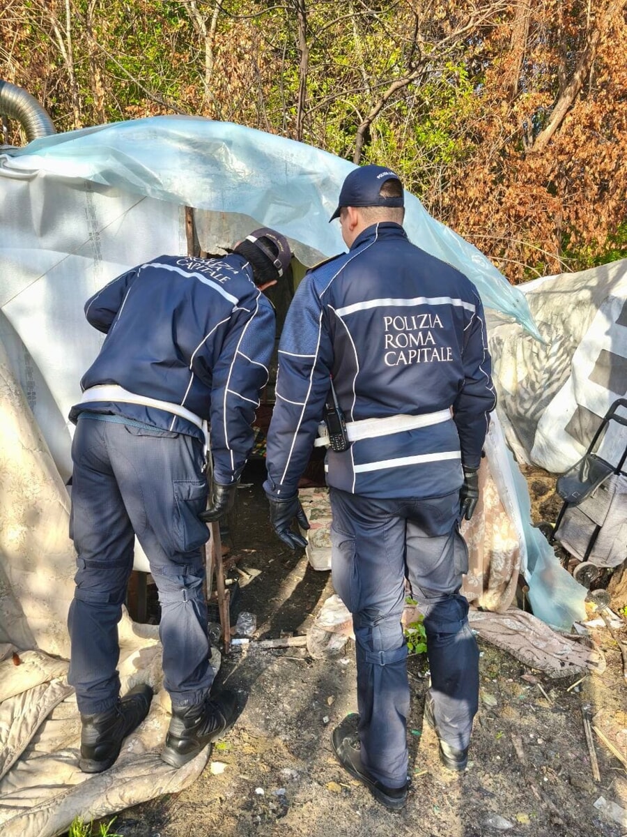 Baraccopoli come funghi nella riserva naturale, smantellato l'ennesimo insediamento abusivo