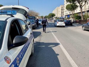 Minorenne alla guida della Panda semina il panico sul Raccordo e sperona auto degli agenti
