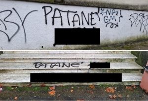Gli insulti sotto la sede dell'assessorato dove protesteranno i tassisti
