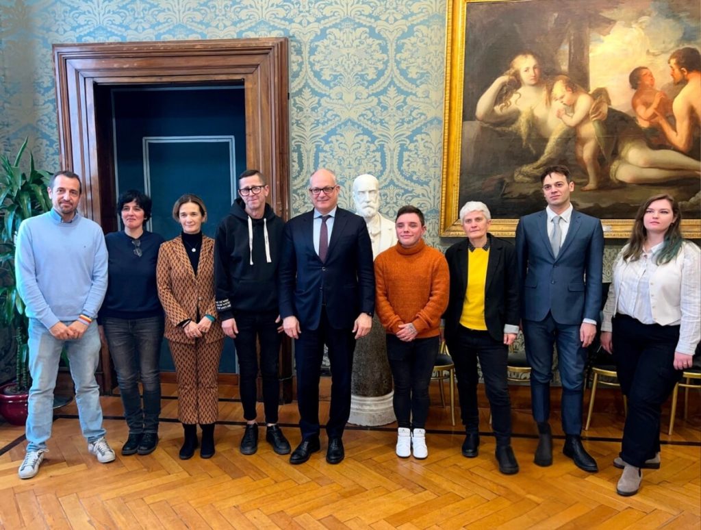 Coppia gay pestata a Roma dopo le nozze e minacciata con il coltello