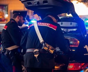 Rubano lavagna led in una scuola. Nella fuga in auto si scontrano con la gazzella dei carabinieri