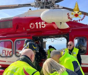 Escursionista precipita in un dirupo: salvata dai vigili del fuoco
