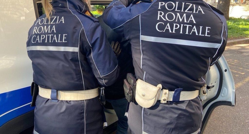 A fuoco un autobus a due passi da San Pietro