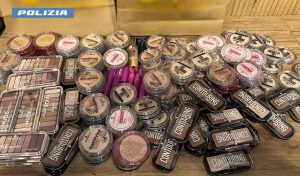 Shopping sfrenato, ma senza passare per le casse: ladre tradite dalla passione per le creme di bellezza