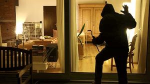 Ladri in casa, topo d'appartamento trovato nascosto dietro alle auto. Indosso un bottino da 30mila euro