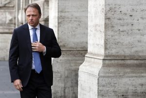 La scorta di Lollobrigida sventa uno scippo in strada a Roma. Bloccato un giovane