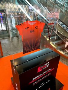 La maglia e la medaglia della Maratona di Roma in esposizione alla stazione Termini e in Centro