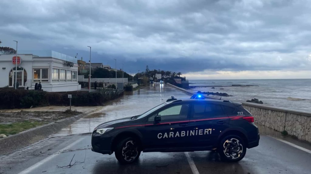 Maltempo sul litorale a nord di Roma: strade allagate. Chiuso un tratto dell'Aurelia