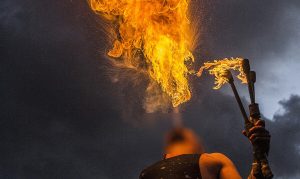 Incidente al carnevale: mangiafuoco rimane ustionato durante lo spettacolo in strada