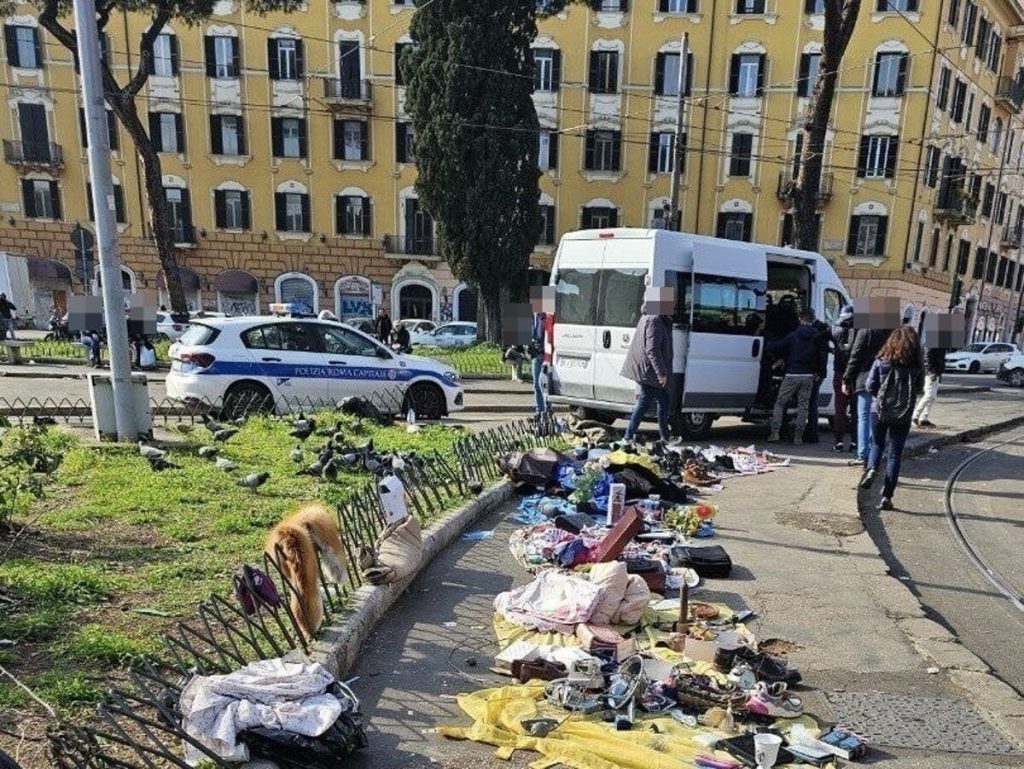 Gran bazar del ciarpame a Porta Maggiore. Sequestrati 500 chili di materiale