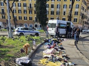 Gran bazar del ciarpame a Porta Maggiore. Sequestrati 500 chili di materiale