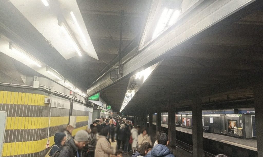 Metro B "lumaca", attese lunghe in banchina e treni pieni. Verifiche tecniche in mattinata