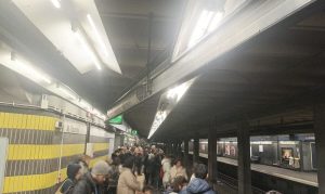Metro B "lumaca", attese lunghe in banchina e treni pieni. Verifiche tecniche in mattinata