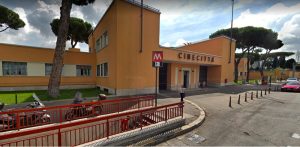 Sedicenne salta tornelli della metro e spacca il naso a poliziotto con una testata