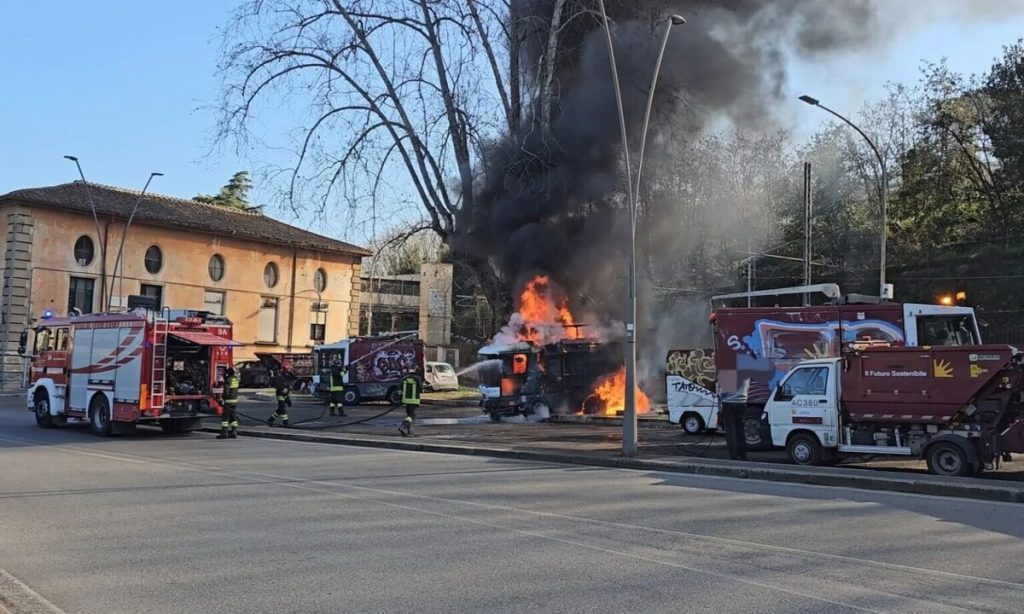 Incendio a Roma, brucia spazzatrice Ama e si alza colonna di fumo nero