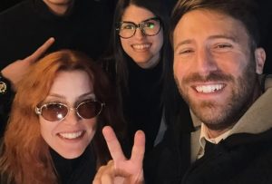 Noemi, concerto improvvisato per le vie di Trastevere con Nicolò de Le Iene