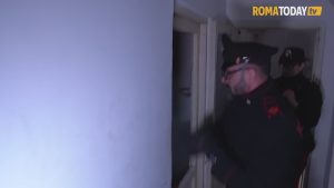 La mattinata sotto assedio del Quarticciolo, tra pusher da scovare e case occupate da sgomberare