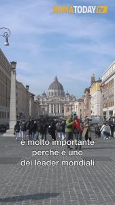 Papa Francesco, l'augurio di fedeli e turisti per una sua pronta guarigione